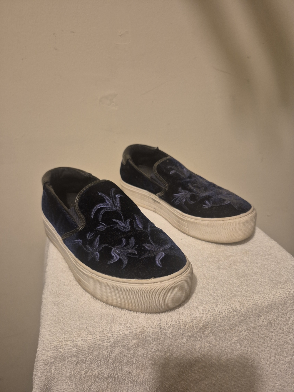 Kenneth Cole Slip-On Velvet Sneakers in Navy with Embroidered Detail Size 8